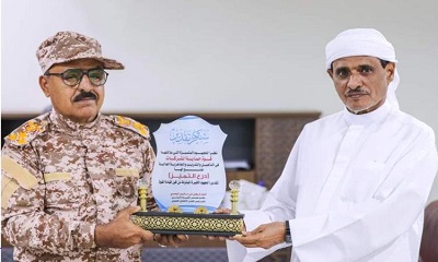 اللواء البحسني يمنح قائد قوة حماية الشركات بالمنطقة العسكرية الثانية درع التميز