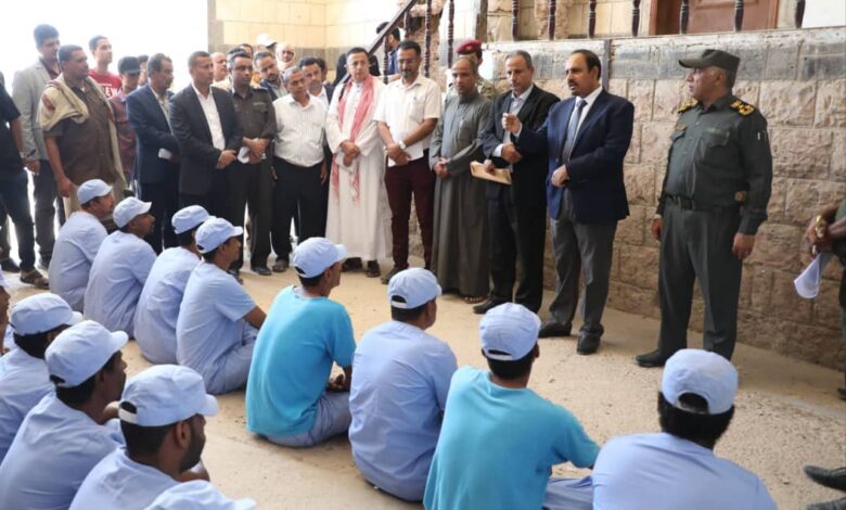 محافظ حضرموت يتفقّد نزلاء الإصلاحية المركزية بالمكلا ويُشرف على عملية الإفراج عن 59 سجينًا بالساحل ويوجّه باستكمال الاجراءات في عموم المحافظة