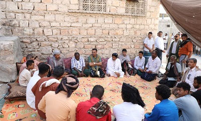 محافظ حضرموت يُقدّم واجب العزاء لأسرة الصيّاد عمر العمودي بمنزلهم بمنطقة خلف بالمكلا