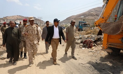 محافظ حضرموت يتفقّد عمليات الإزالة للعوائق الواقعة في المخطط العام للمرحلة الثانية لمشروع خور المكلا