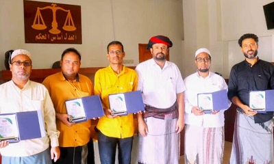 رئيس المحكمة الجزائية الأبتدائية المتخصصة محافظة حضرموت يكرم موظفي المحكمة بالمكلا