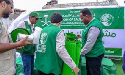 مركز الملك سلمان للإغاثة والاعمال الإنسانية يسلم مواد إيوائية للنازحين في مديرية المكلا