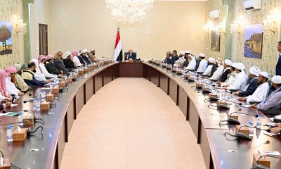 رئيس مجلس القيادة يحث العلماء والمرشدين على خطاب ديني متجدد