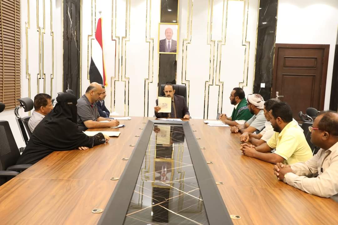 محافظ حضرموت يطّلع على النشاط الانتاجي لمصنع المكلا لتعليب الأسماك "الغويزي"