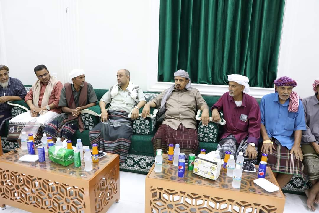 محافظ حضرموت ووزير المالية يُقدّمان التعازي في وفاة الكادر الإداري سعيد بن دهري والمقدّم سالم باقراضة العكبري