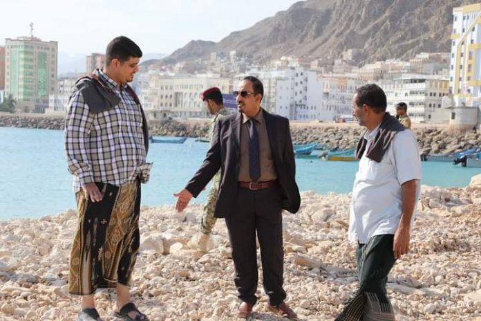 محافظ حضرموت يتفقّد أعمال الردم والتوسعة للشارع العام بالمكلا
