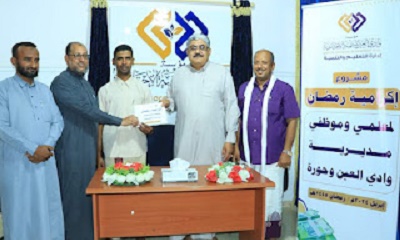 تدشين صرف اكرامية رمضان لمعلمي وموظفي مديرية وادي العين وحورة