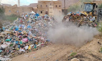 وحدة النظافة والتحسين بمديرية تريم ومؤسسة غراس للتنمية تنفذان حملة واسعه لإزالة المخلفات من منطقة ثبي