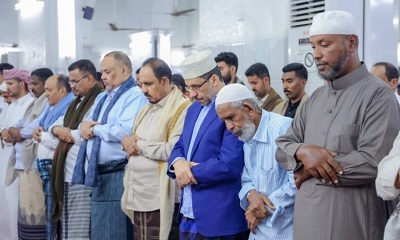رئيس الوزراء ومحافظ حضرموت يؤديان صلاة عيد الفطر مع جموع المصلين في جامع عمر بمدينة المكلا