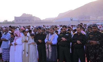 الوكيل العامري يؤدي صلاة عيد الفطر المبارك مع جموع المصلين بمصلى العيد بمريمة
