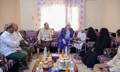 رئيس الوزراء يزور التربوية ومعلمة الأجيال عائشة العيدروس وينوه بدورها الرائد في دعم تعليم الفتيات