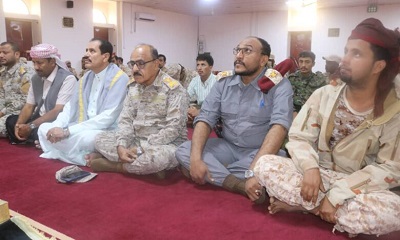 مديرا عام ساه وغيل بن يمين يؤديان صلاة العيد مع أفراد قوة حماية الشركات بمعسكر المسيلة