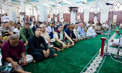 رئيس الوزراء يؤدي صلاة الجمعة مع جموع المواطنين بجامع ذهبان في غيل باوزير