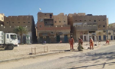 عمال وحدة النظافة بمديرية تريم يباشرون أعمالهم لرفع المخلفات من المواقع والساحات العامة بالمديرية