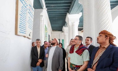 رئيس الوزراء: المدرسة الوسطى تجسد عراقة أبناء حضرموت في العلم