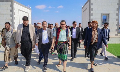 رئيس الوزراء يزور مديرية الشحر للاطمئنان على أحوال المواطنين وسير العمل الخدمي والتنموي