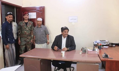 مدير عام مديرية المكلا يتفقد سير عمل مكتب التربية ومشروع النظافة بالمديرية