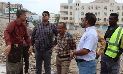 لجنة طوارئ حضرموت تشرع في إزالة مخلفات المنخفض والمحافظ يوجه برفع الجاهزية والعمل على مدار الساعة