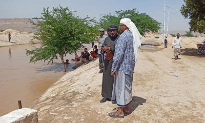 مدير عام شبام يشارك المواطنين فرحتهم وبهجتهم بقدوم السيل