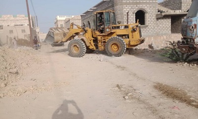 بتمويل من السلطة المحلية بمديرية غيل بن يمين مؤسسة المعالي الخيرية التنموية تنفذ مشروع ردم وتمهيد الخط الواصل من جامع مسجد النور إلى مسجد الخير