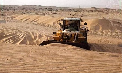 البدء في أعمال إزالة الرمال المتحركة من الطريق الدولي بين حضرموت وشبوة