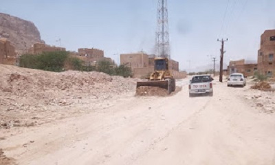 مدير عام مديرية حريضة وفريق العمل يواصلون لليوم الخامس على التوالي إزالة اضرار السيول بالمديرية