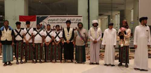 مركز الدقيل للتراث الحضرمي يختتم مشاركته في مهرجان الوطن العربي الثاني بصلالة بلوحة الغيلي التراثية