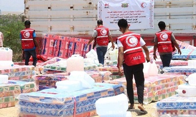 فرع الهلال الاحمر بحضرموت يوزّع مواد إغاثية إيوائية للمتضررين من النازحين جراء المنخفض الجوي في المكلا