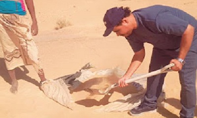 مدير عام ثمود السابق الشيخ نايف المنهالي يشارك في آزاله الرمال المتحركة بالخط الدولي بثمود