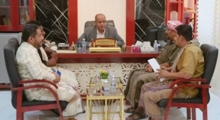 مدير عام سيئون يناقش نشاط مكتب النظافة وأوضاع عمال نظافة مديرية سيئون