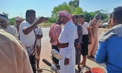 مدير عام شبام يتفقد مواقع تدفق السيول بالمديرية ويشارك في توعية المواطنين بالإبتعاد عن مجاري السيول