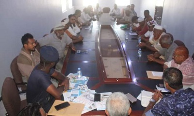 لقاء يبحث تفعيل اللوئح التنظيمية والأمنية بمديرية الشحر