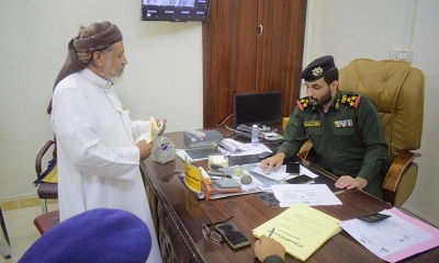 مدير أمن حضرموت الوادي والصحراء يطلع من المواطنين على سير معاملاتهم في استخراج جوازات السفر