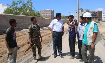 مأمور المكلا يتفقد الأعمال الجارية بعدد من الطرقات في المديرية