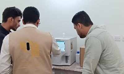 مدير مكتب الصحة العامة والسكان بمديرية رخية يستلم من مندوب اليونيسف جهاز CBC للمركز الصحي بمنطقة صنا