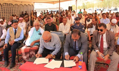الوكيل العامري ومعه مدير عام التربية والتعليم بالوادي يضع حجر الاساس لمشروع بناء مدرسة العوجان بمديرية ساه بدعم كويتي
