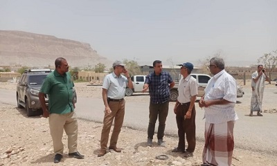 المقاول المنفذ لمشروع وحدة الطاقة الشمسية لحقل جثمه بمدينة سيئون يتفقد موقع المشروع