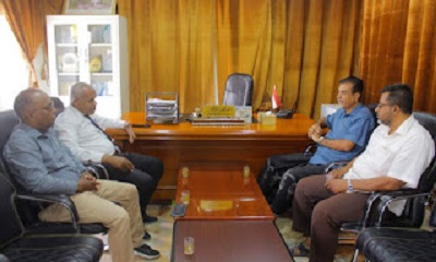 كلية المجتمع سيئون تمنح مدير عام مديرية القطن درع الوفاء