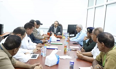 محافظ حضرموت يناقش سبل تعزيز جاهزية مطار الريان لاستقبال الرحلات الخارجية