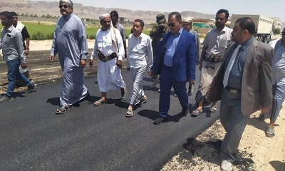 وكيل المحافظة يدشن أعمال سفلتة الخط المزدوج (بدرة- مفرق دوعن)