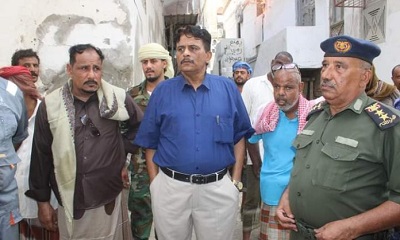 مدير عام مديرية المكلا يتفقد أعمال تنكيس المبنى السكني المنهار بحي السلام