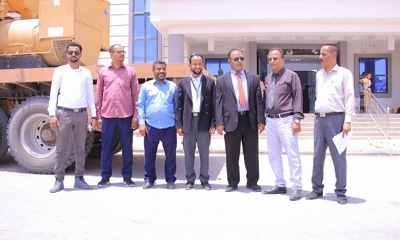 الوكيل العامري يُسلم هيئة مستشفى سيئون العام مولد كهربائي بقدرة 1.2 ميقا وات