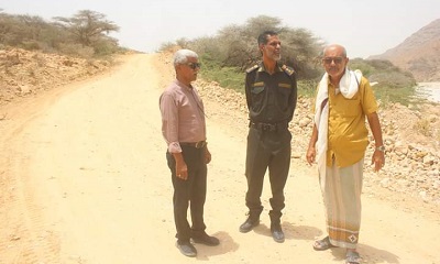 مدير عام مديرية الشحر يتابع أعمال التمهيد لطريق وادي عرف