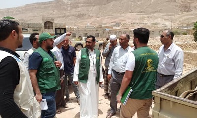 مدير مركز الملك سلمان وفريق العمل يتفقدون مواقع مشروع حفر وتجهيز بئرين في تريم وسيئون