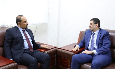 رئيس الوزراء يبحث مع محافظ حضرموت احتياجات المحافظة ويؤكد دعم الحكومة بمنح صلاحيات واسعة للسلطات المحلية