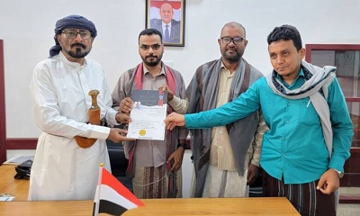 مدير عام شبام يسلّم مهندس السلطة المحلية أنور القيسي شهادة إكمال دبلومية اللغة الإنجليزية