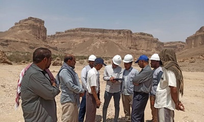 فريق فني من موسسة صلة التنموية يتفقد مشروع إنشاء محطة الطاقة الشمسية بحقل موشح بشبام