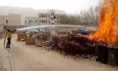 إخماد حريق نشب في أخشاب تابعة لعمل إنشاءات في هيئة مستشفى سيئون