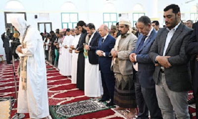 الرئيس العليمي وعضو المجلس عثمان مجلي يؤديان صلاة الجمعة مع جموع المصلين في مدينة المكلا