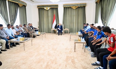 رئيس مجلس القيادة يستقبل بالمكلا بعثتي منتخبي كرة القدم للناشئين والكرة الطائرة للشباب